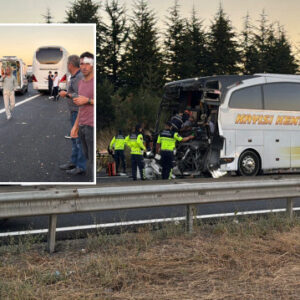 anadolu otoyolunda otobus kamyona carpti olu ve yaralilar var ZxqBLZ5n