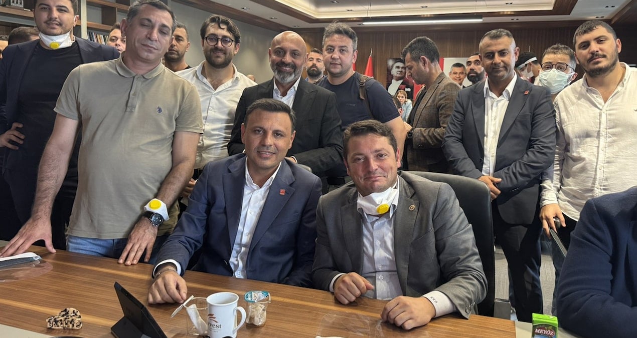 barikatin arkasinda gursel tekinin girmeye calistigi odadan ilk fotograf WVQdxP9s