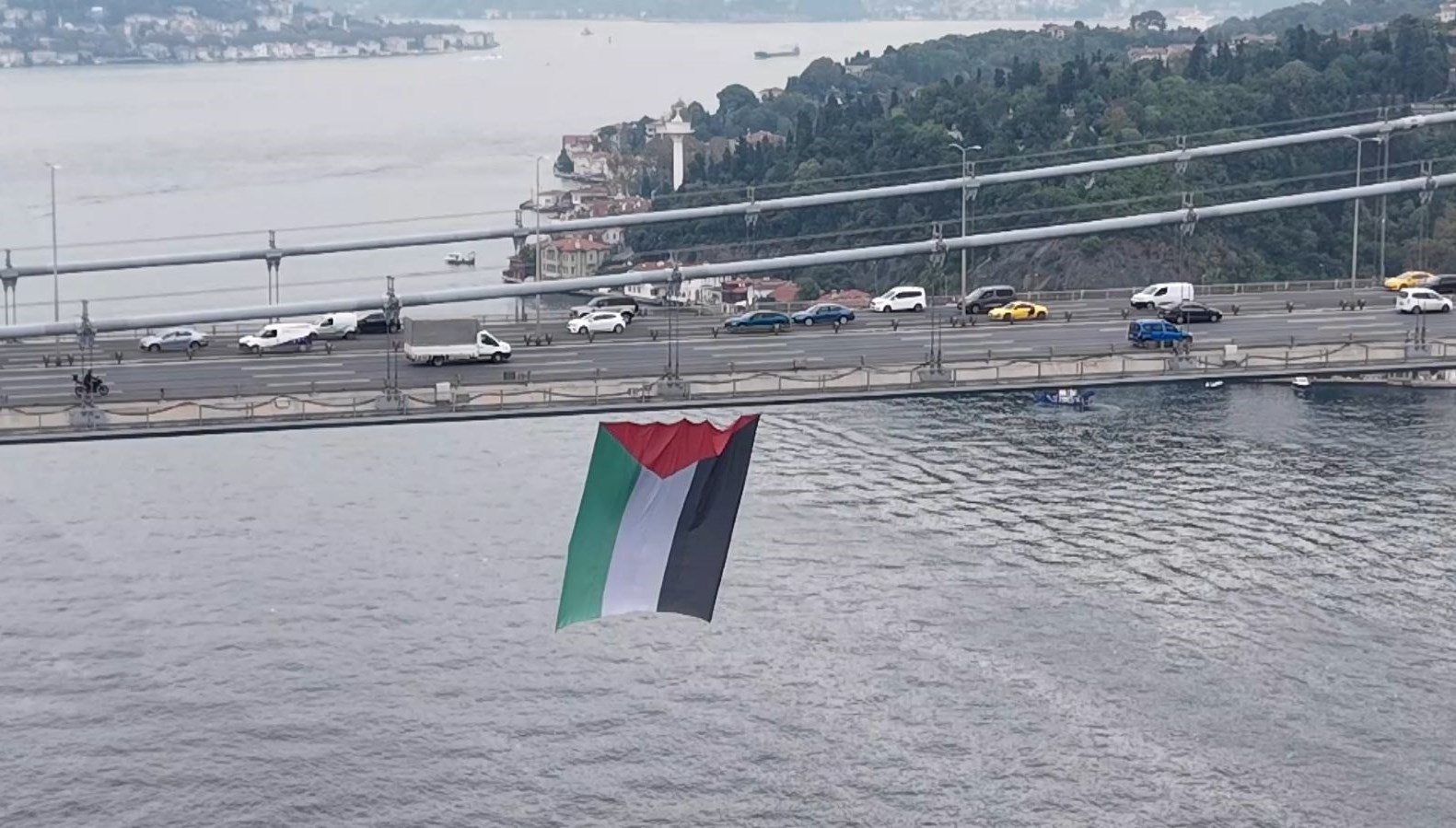 bogaz koprulerine filistin bayragi asildi aQNlqqjp