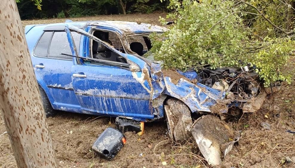 kontrolden cikan otomobil tarlaya uctu A6BY4s7V.jpg