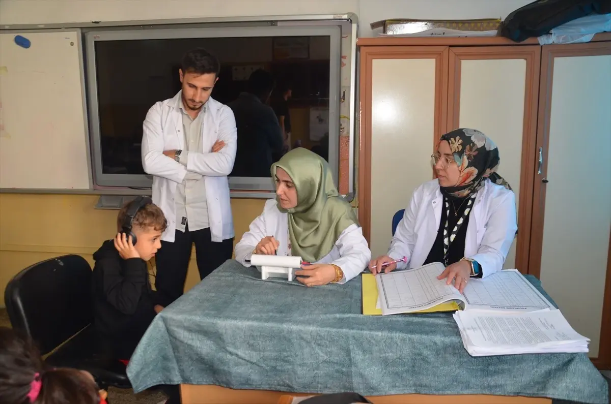 musta ogrencilere isitme testi uygulaniyor p5y93Vgx.jpg