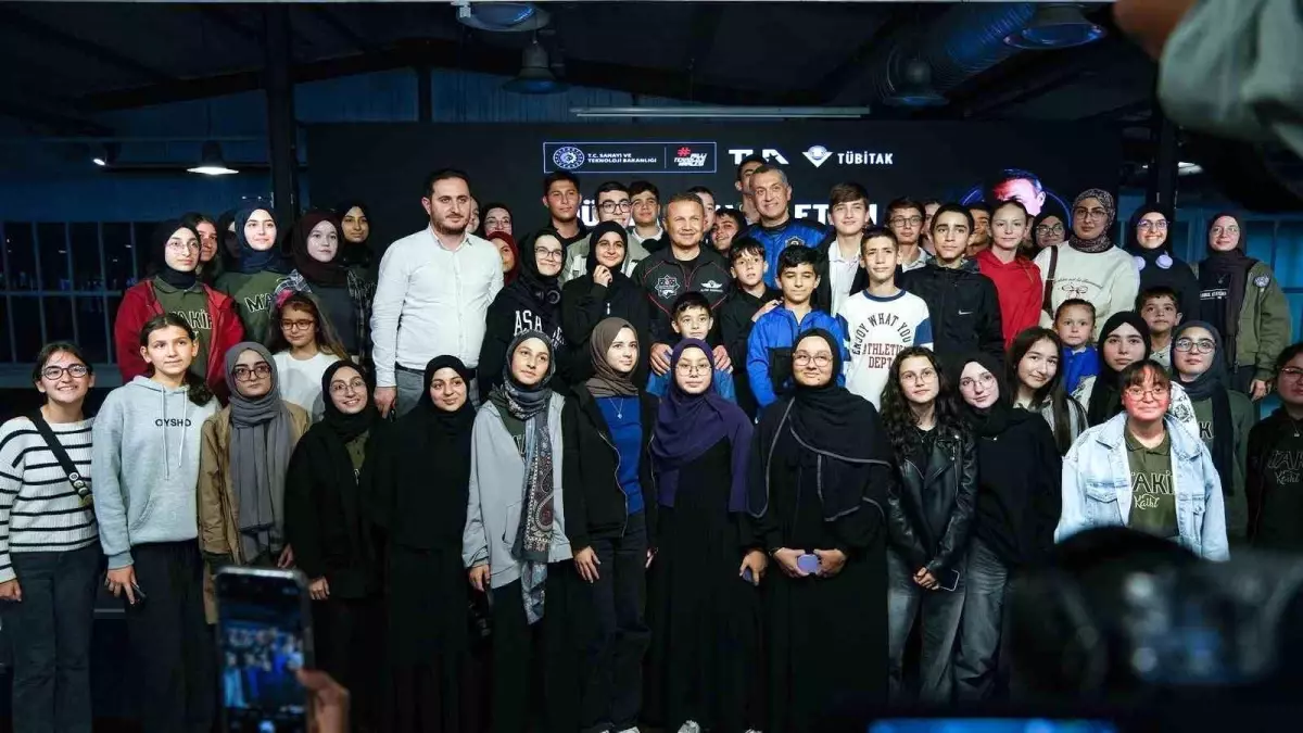 turkiyenin ilk astronotu alper gezeravci ogrencilerle uzay deneyimlerini paylasti UUAu2p8a.jpg