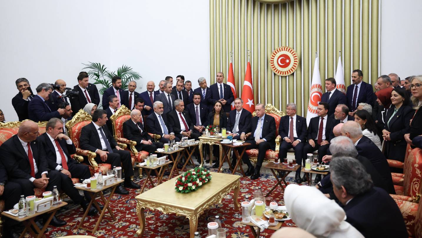 yeni yol grup baskanvekili ozdagdan meclis resepsiyonundaki o fotografla ilgili elestirilere yanit turkiyenin isi bu mu aXeESkVu