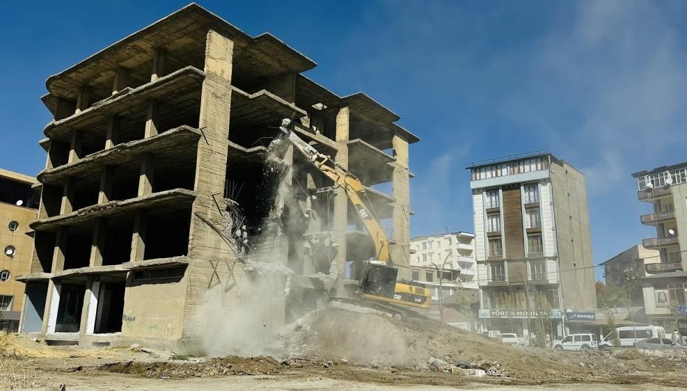 yuksekovada insaat halindeki bina yikildi 7k6FkRVD