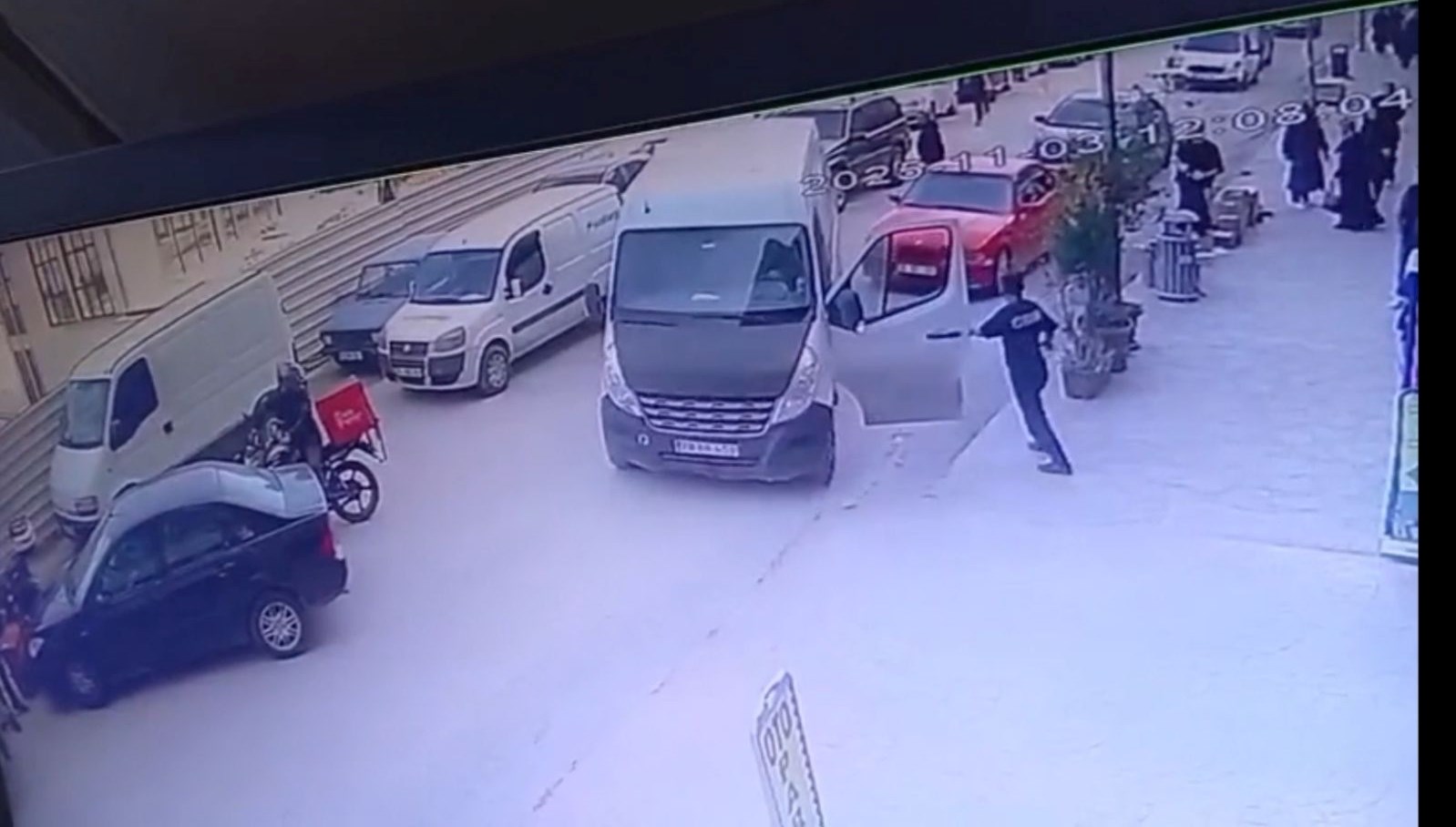 bir anda hareket etmeye basladi otopark gorevlisi son anda yetisti xvcbKHZs.jpg