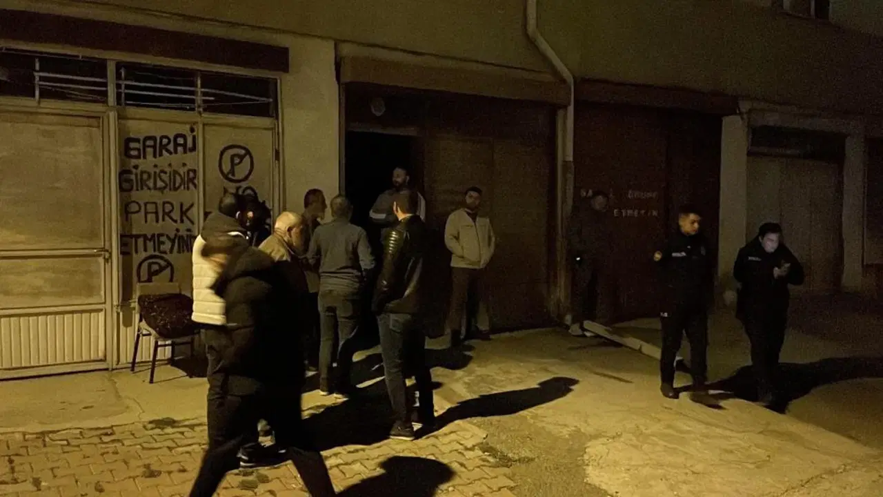 esinden haber alamayinca garaja indi otomobilin icinde olu buldu Lt6SEKOm.jpg