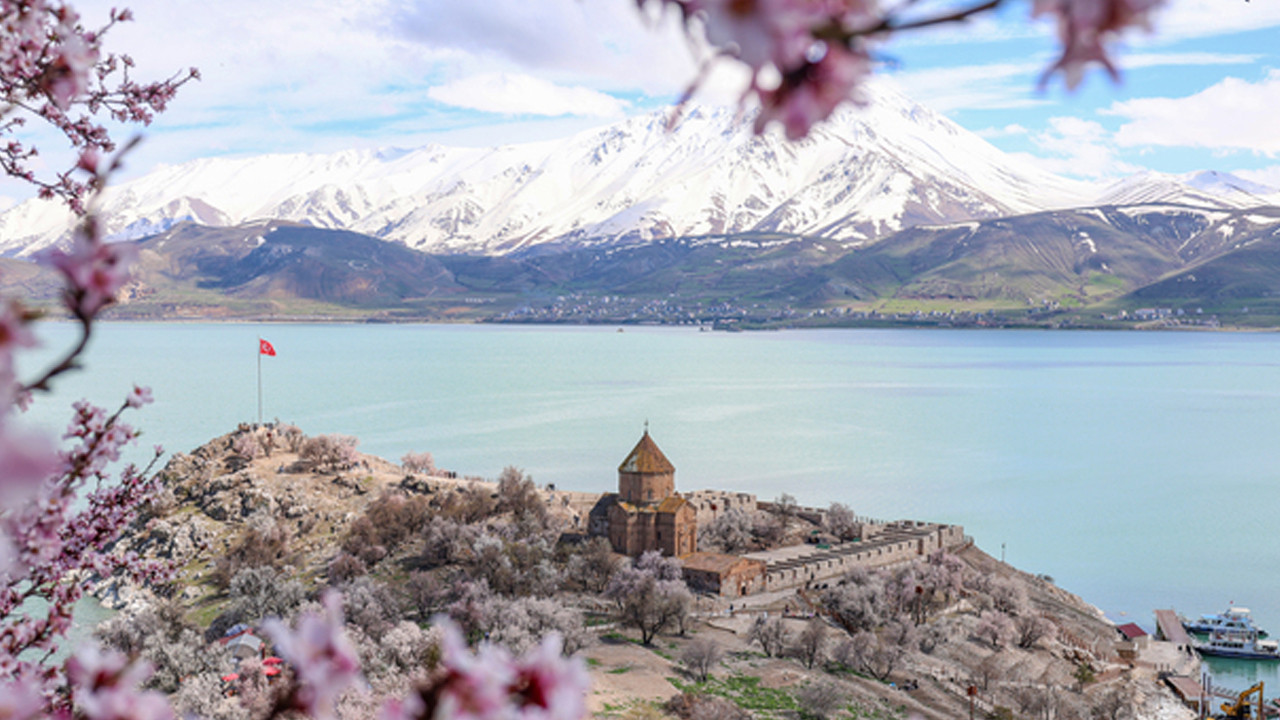 Akdamar Adası’nda Badem Çiçekleri Bahar Rüzgarı Estiriyor