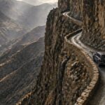 Dağların Derinliklerinden Geçen Tehlikeli Yol: Cesaret Gerektiriyor