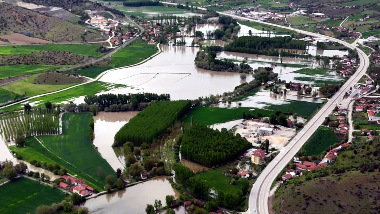 tokatin-turhal-ilcesinde-taskin-nedeniyle-araziler-su-altinda-kaldi-HtGAIrBp
