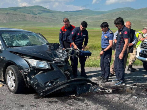 Feci kaza minibus ile otomobil carpisti 7 kisi yaralandi OQ4eLk3a